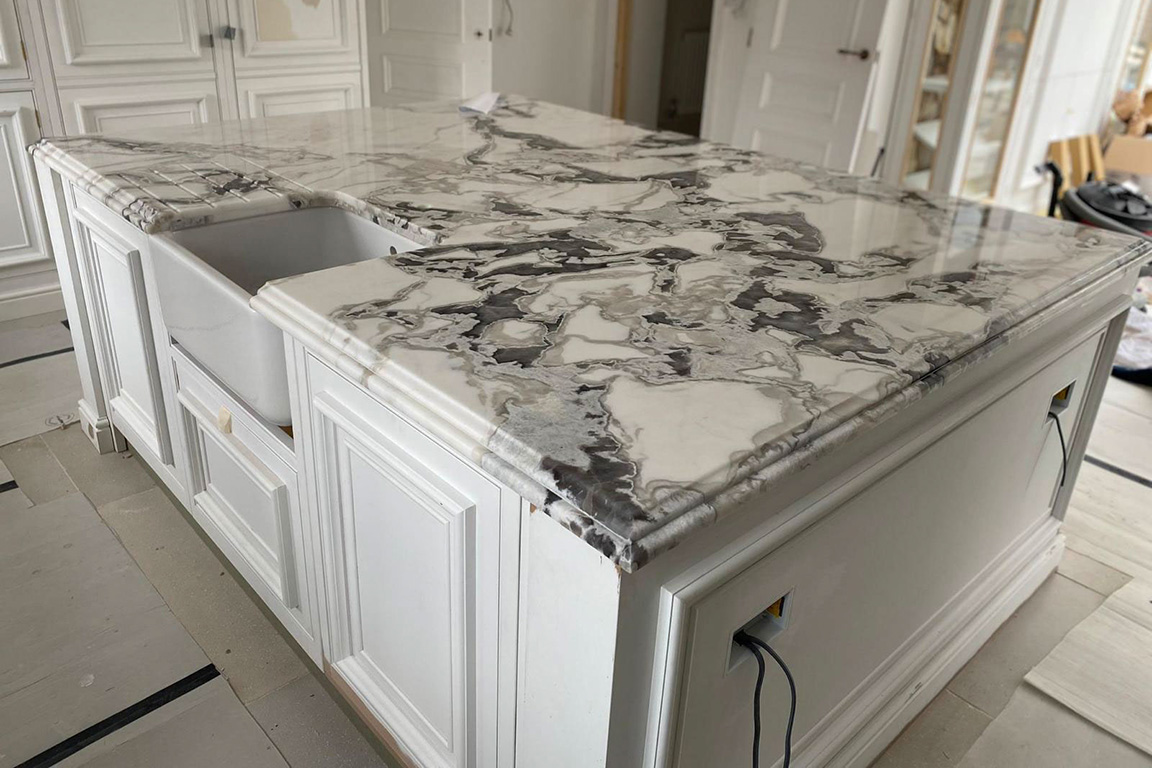 white and gray Quartzite countertop
